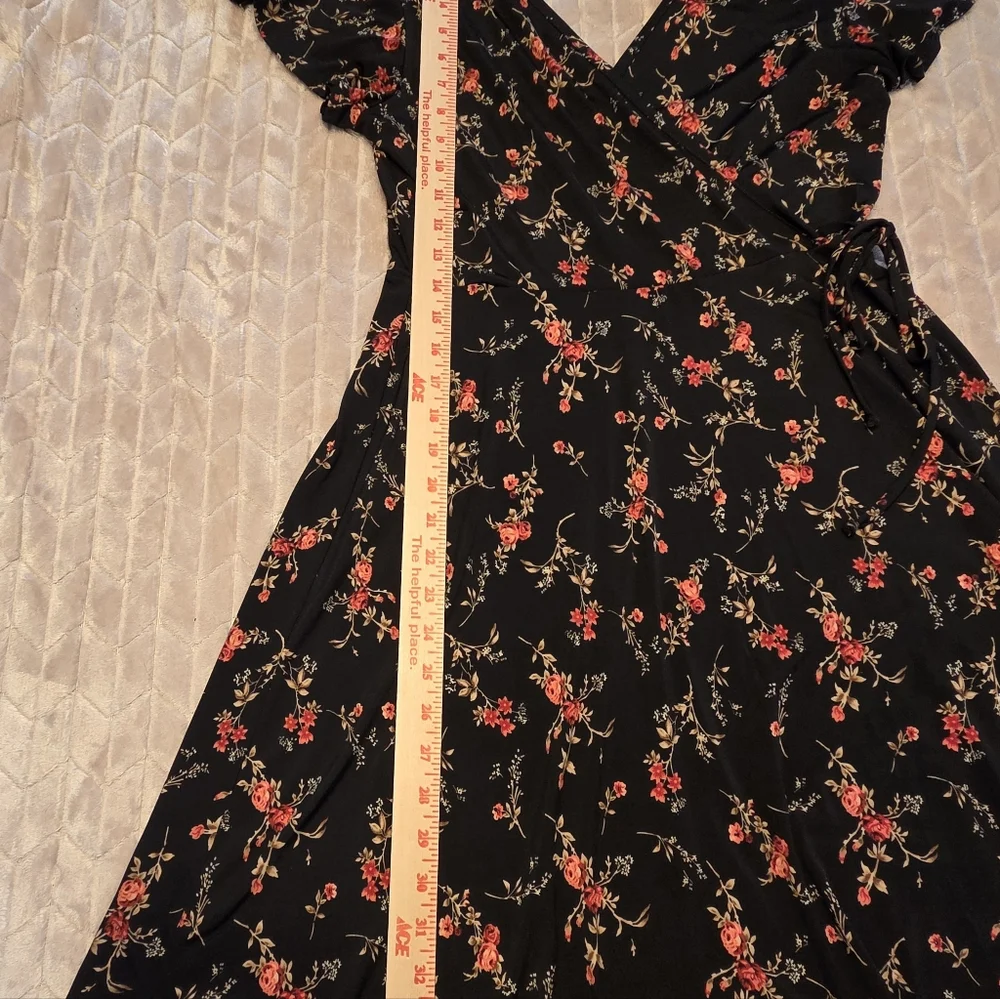 Kaileigh Dark Floral Wrap Mini Dress Size M - Picture 9 of 10